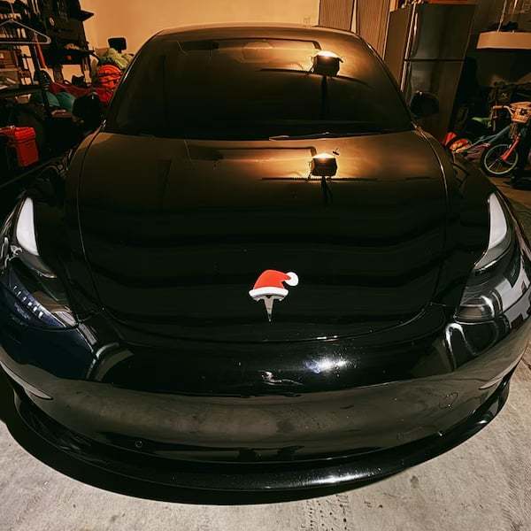 🎅🚗 Santa Hat Car Emblem Overlay — Waterproof, Reusable Holiday Decoration for Any Car Badge
