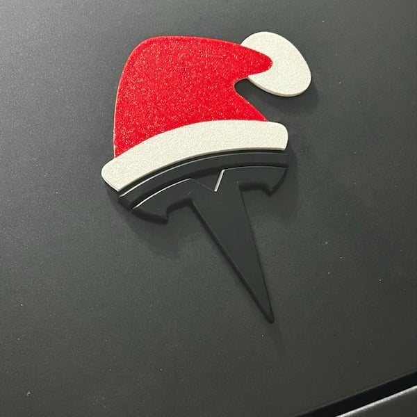 🎅🚗 Santa Hat Car Emblem Overlay — Waterproof, Reusable Holiday Decoration for Any Car Badge